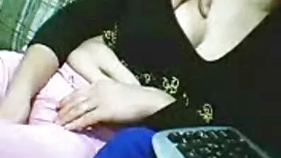 কার্ভি সৌন্দর্য তার মুখ এবং ভগ banged চুদাচুদি ভিডিও হিন্দি পায়