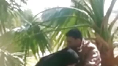 আমার রসালো বান্ধবীর সাথে মুঠো করে, মুষ্টি কনুই পর্যন্ত যায় বাংলা চুদাচুদি হট