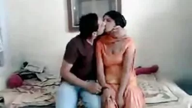 সৎ চুদাচুদি চুদাচুদি ভিডিও বোন sneaked এবং টেবিলের নীচে মোরগ চুষে যখন বাবা বিভ্রান্ত হয়