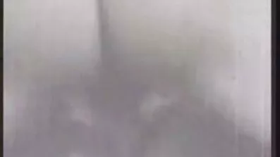 গৃহবধূ কাজের পরে তার স্বামীকে হাত দিয়ে শিথিল করে। বাংলা চুদাচুদি ভিডি