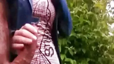 স্ত্রী তাদের দেশি চুদাচুদির ভিডিও বিছানা সাজাতে সাহায্য করার জন্য বন্ধুকে ডেকেছিল