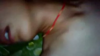 ফ্রেশম্যান তার হাঁটুতে বাংলা চুদাচুদি চুদাচুদি ভিডিও চুষে দিল।