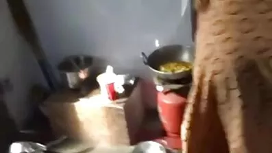 কারো মা বাথরুমে উলঙ্গ হয়ে ধুচ্ছে। চুদাচুদি ভিডিও দাও