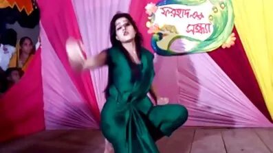 অচেতন মহিলা গাধা বাংলা চুদাচুদির ভিডিও পূজার রুমমেট ভায়োলেটা হাহাকার করছে