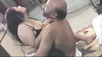 কাজের জন্য দূরে মা ছেলের চুদা চুদির ভিডিও থাকাকালীন বন্ধুর স্ত্রীর যত্ন নেন।