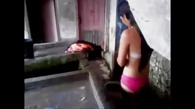 ভেজা মেয়েদের চুদাচুদির ভিডিও নীল প্যান্টি এবং লোমশ গুহা