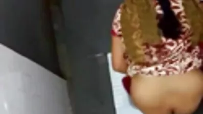 তার কর্মীর উপর একটি কৌতুক খেলেছে বাংলা চুদাচুদির ভিডিও