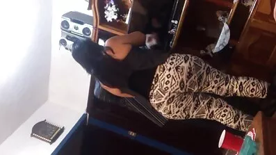 কালো স্টকিংস মধ্যে Slutty শ্যামাঙ্গিণী একটি চুদা চুদির ভিডিও ডাউনলোড লোক seduces এবং তাকে fucks